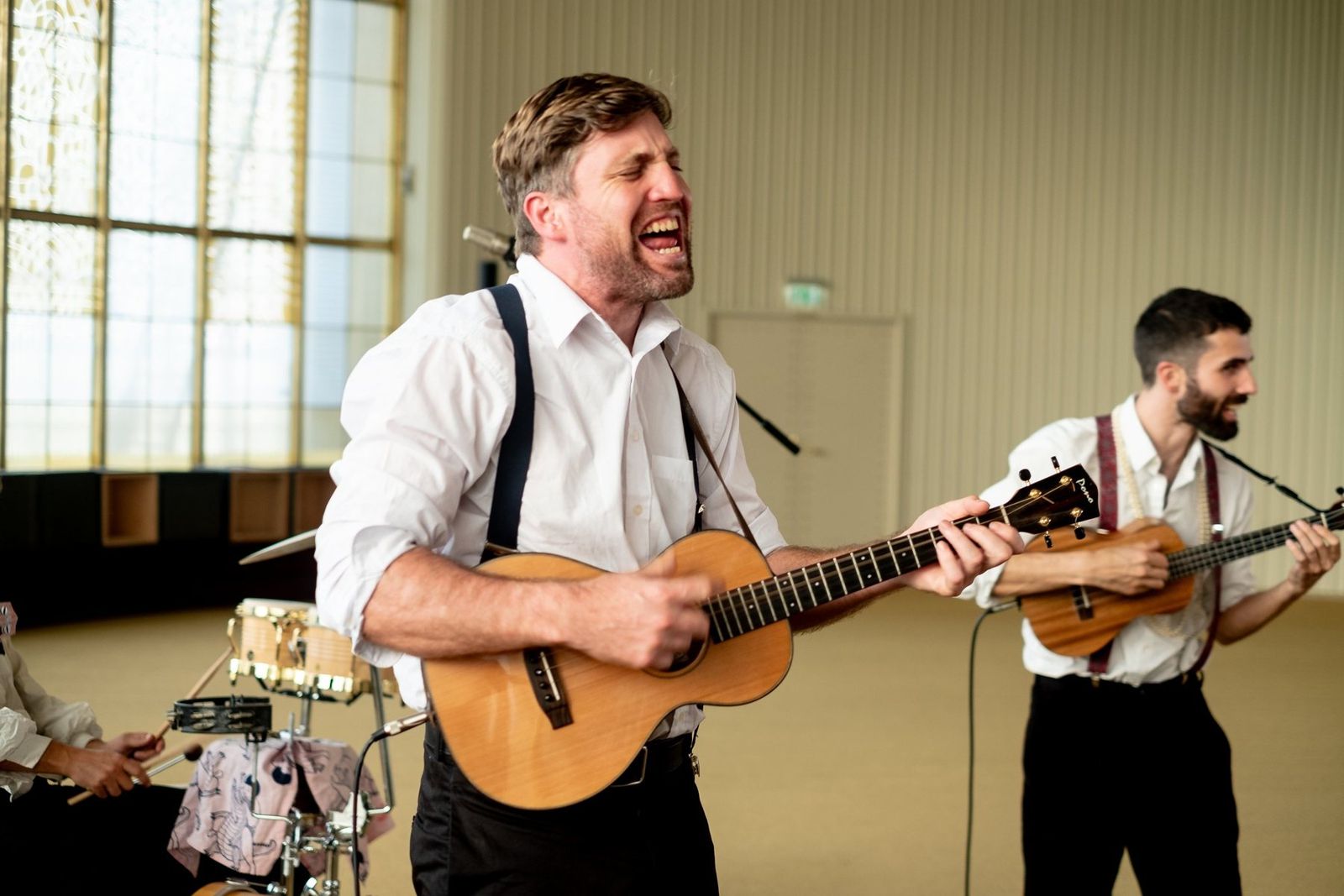 A singer and a ukulele player mid-song during the Schillertheater session