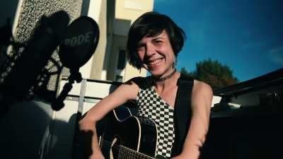 Ella Fridman performing All Your Friends, live music session, Berlin 2025
