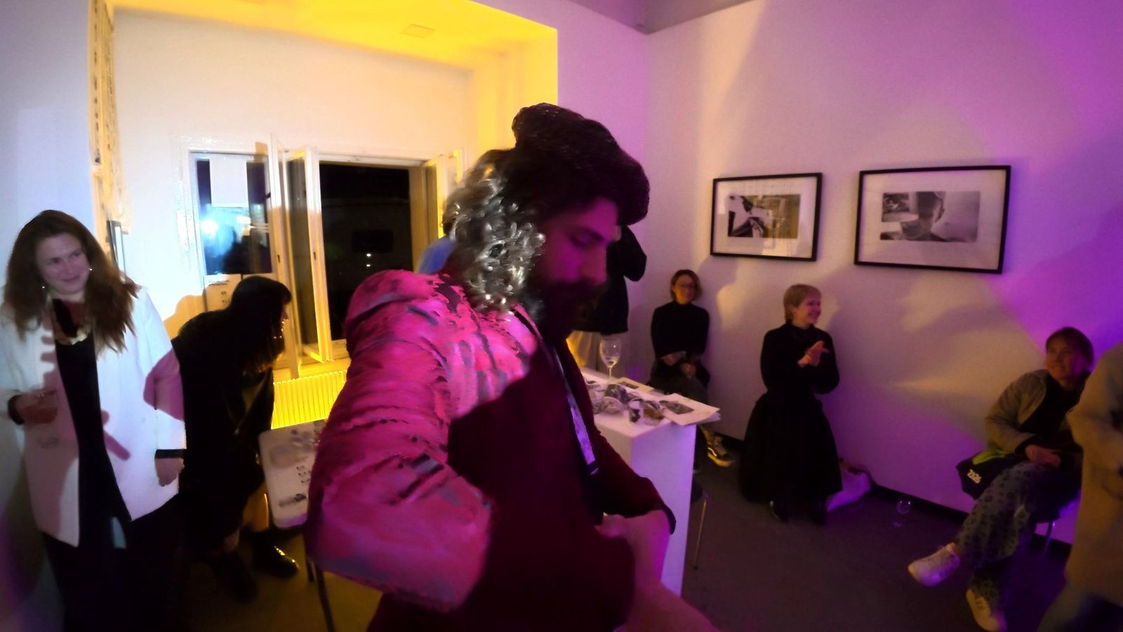 The finissage room with the violinist playing among the guests