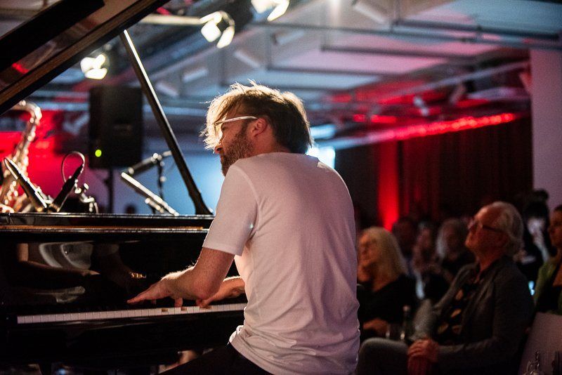 Uri Gincel at the piano